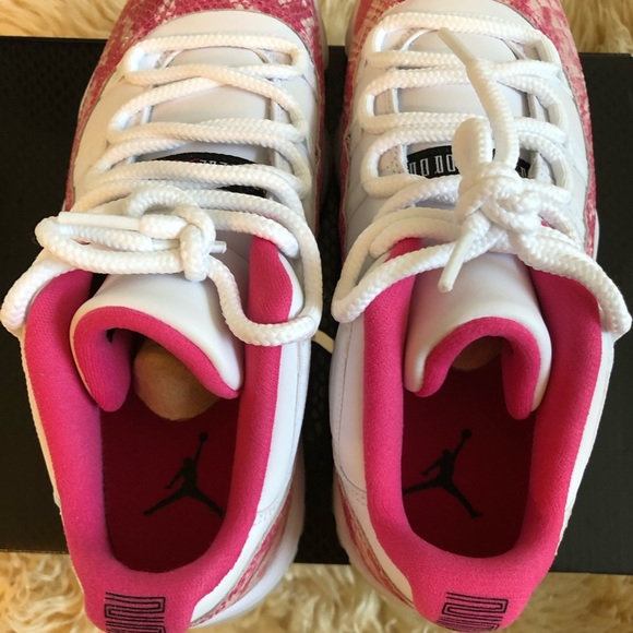 Womens air Jordan 11 - Picture 2 of 6